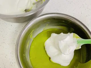 古早蛋糕（青汁）,取三分之一的蛋白到蛋黄糊中分翻拌均匀。