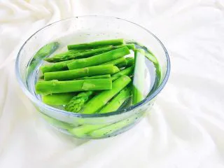 培根“如意”卷, 焯好的芦笋立即捞出浸泡在凉水中备用