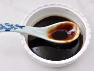 日式柠香烤鳗鱼,把所有的调料混合搅拌均匀，调料汁就做好了。