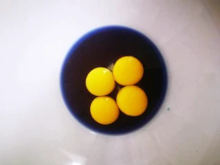 百变水果 蝶豆花蛋糕卷.百香果蓝莓馅,取四十五克蝶豆花水加入四个蛋黄,玉米油,过筛低粉