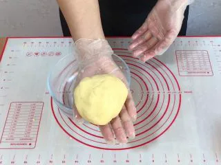 外酥里嫩的~爆浆芝士塔,将塔皮快速揉成团,用保鲜膜包好,入冷藏15~20分钟。