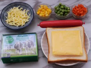 田园时蔬吐司披萨,首先备齐所有的食材。