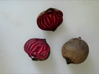 甜菜头瘦身沙拉-甜菜头吃法之一,我这个不太好，有点白心花纹，好的是很红的。