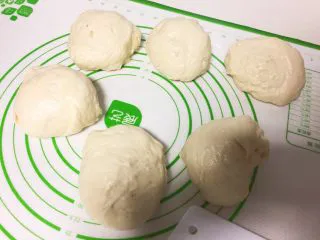 烫种牛奶吐司,面团从面包桶内取出排气，分成六个均匀的等份，我是用电子称称的，每个小面团160克。