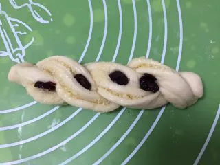 蔓越梅椰蓉扭扭包,空档中放入蔓越梅。