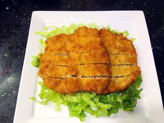 美味的日式炸猪排,切块放到生菜上