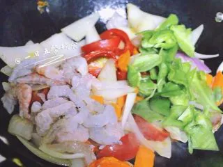 鲜虾芝士焗饭,再加入鲜虾、西红柿、青椒一起翻炒一会儿。