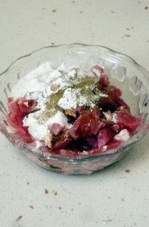 玄妙感觉的孜然羊肉披萨,切好的羊肉条中加入辣椒面、孜然粉、头道生抽、老抽、盐一点点,拌匀后再加入淀粉拌匀。