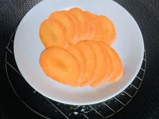 胡萝卜华夫饼,胡萝卜切片上锅蒸熟。