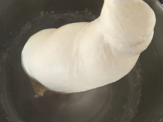 蒜香香肠热狗面包,面团先揉至光滑。