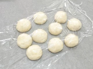 椰蓉奶油面包,把面团平均分成十份多元盖上保鲜膜松弛15分钟。,28×28的烤盘可以做两盘