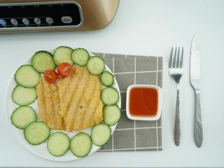 #东菱牛排机测评#爱是几分熟，我只要五分就好,可以看到猪扒成色金黄，飘逸着调料的香气，因为本来肉不太厚，忍不住直接手撕，非常的嫩口，平时我用炒锅做的，肉质会变干，会有韧劲，这次我用东菱牛排机做的效果是外焦里嫩的。没想到猪扒也能那么美味。 