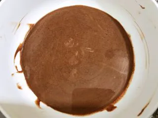 醇厚浓郁的巧克力慕斯蛋糕,慢慢搅拌至巧克力融化顺滑后,盖上保鲜膜放入冰箱4个小时以上