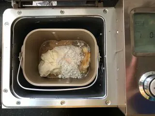 黑加仑黑米软欧包,3、面包桶装入面包机中，启动和面功能。