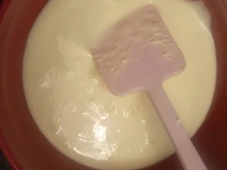 柔软到出乎意料-奶酪蛋糕卷,过筛到碗里随便冷却