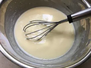 酸奶冻芝士蛋糕,滴入朗姆酒、柠檬汁，再次搅拌均匀后静置放凉。