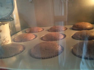 最“柔软”纸杯蛋糕☕—爆浆巧克力,180°15分钟。一开始蛋糕会膨胀出烤箱后会有回缩是正常的，因为面粉含量低，支撑不住，但是我们会有奶油填补它。 烤好后等冷却到室温，放入冰箱冷藏。