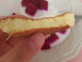 平底锅舒芙蕾,煎好的舒芙蕾特别松软,比松饼还要轻盈宣软。如果中间发粘发湿,就是没全熟,继续焖一会