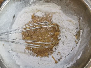 红糖发糕的家常做法（1个蛋）,画Z字型搅拌，不要画圈