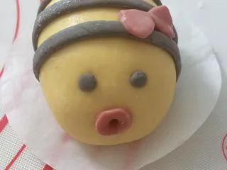 卡通果蔬馒头-小蜜蜂,取一点点黑芝麻面团做眼睛,用竹签撮出一小嘴