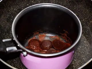 巧克力蛋糕甜甜圈,巧克力隔水融化