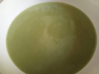 抹茶千层蛋糕,过筛好的面糊如图所示