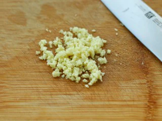 奶油蘑菇培根意面,大蒜剁成蒜末备用