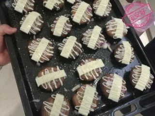 意式芝士香菇,烤箱温度预热到200度。 第一步:香菇洗净去蒂，把窝朝上备用。 第二步:把奶油融化加入洋葱和少许胡萝卜碎、食盐煸炒香。 第三步:把土豆泥挤入香菇内（约10克左右），依次加入煸炒后的洋葱。 第四步加入切断状的培根。 第五步:把芝士片盖在表面并用沙拉挤线条装饰。放入烤箱烘烤约15分钟。 第六步:烤熟后表面放少许胡萝卜碎和香菜叶装饰。