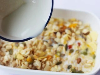 香蕉牛奶烤燕麦,倒入牛奶。