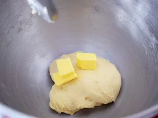 日式炼乳手撕面包,大约10分钟后加入黄油,继续启动3档快速揉面