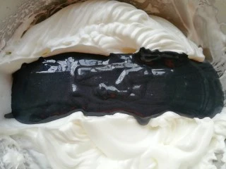 蜂窝煤戚风蛋糕,再把混合好的蛋黄糊倒回到剩下的三分之二蛋白里面,以同样的手法继续混合均匀。