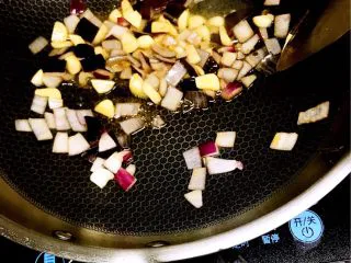酸甜 & 辛辣 & 劲道 的意大利面,再将洋葱丁和大蒜丁放入锅内,煸香。