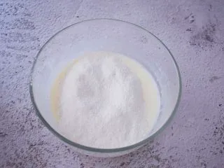 7寸中空原味戚风蛋糕,筛入低筋面粉，分两次筛入，每次筛入都要拌匀才能再筛入下一次