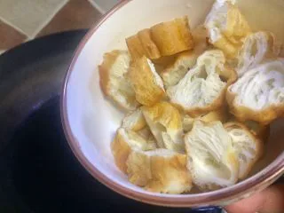 #老油条的青春#回锅油条炒腊肉,大火锅里倒入稍多些油量，把油条回锅再油炸一次