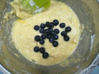 蓝莓酥粒蛋糕,加入部分蓝莓，留一部分蓝莓待用。