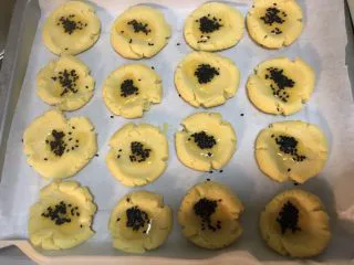 酥掉渣的桃酥,最后撒点黑芝麻。