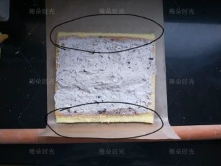 草莓彩绘蛋糕卷,取另外一张油布，把蛋糕有图案的一面向下。切掉四周边缘，然后再在要卷的两头斜着切掉一个小边，图中黑色画线区域。然后把奶油抹上去。中间抹厚一些。借助一个擀面杖卷起来。其实不用擀面杖也是可以的。