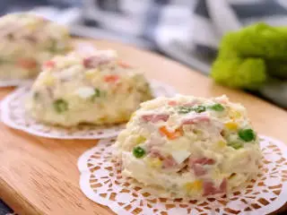 深夜食堂大叔的做法，真的超好吃,营养丰富的土豆泥色拉做好了，一起来开吃吧！