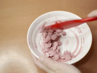 绵绵脆巧奶油包,取出来拌一拌,有一点融化了。