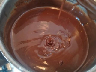 十分优秀de巧克力戚风蛋糕,得到了非常丝滑的巧克力面糊