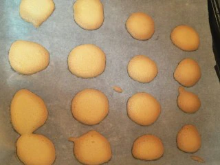 新手奶油小西饼——少油少糖,考成小西饼的样子,中间还软软的。