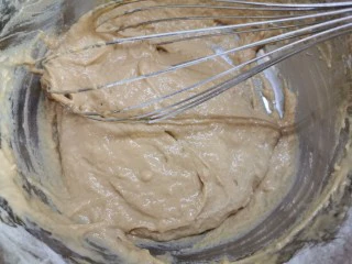 红糖发糕的家常做法（1个蛋）,继续搅拌均匀，如果特别粘稠再稍微加一点点水