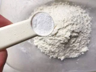 香蕉葡萄干麦芬,低粉中加入泡打粉和小苏打，混合均匀