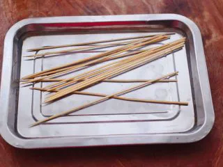 洋葱香烤五花肉,竹签提前浸泡半个小时。