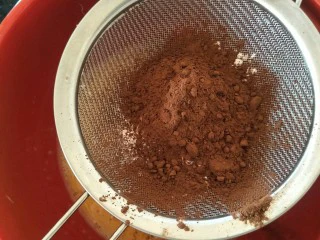 最“柔软”纸杯蛋糕☕—爆浆巧克力,一起过筛812克可可粉。