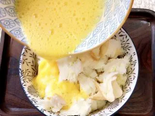 无需烤箱❗平底锅搞定菠萝披萨,倒入鸡蛋液