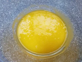 原味戚风蛋糕(6寸),蛋清先放在一边，用手动打蛋器把蛋黄搅打均匀。