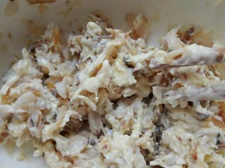 黄花鱼遇上西餐,搅拌均匀加入少许的盐。