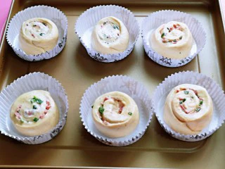 沙拉火腿面包卷,做好的面包卷胚放入烤盘中，进行二次发酵。