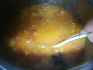 四季都宜的西红柿土豆浓汤,熬到自己喜欢的稠度,出锅前加盐调味。